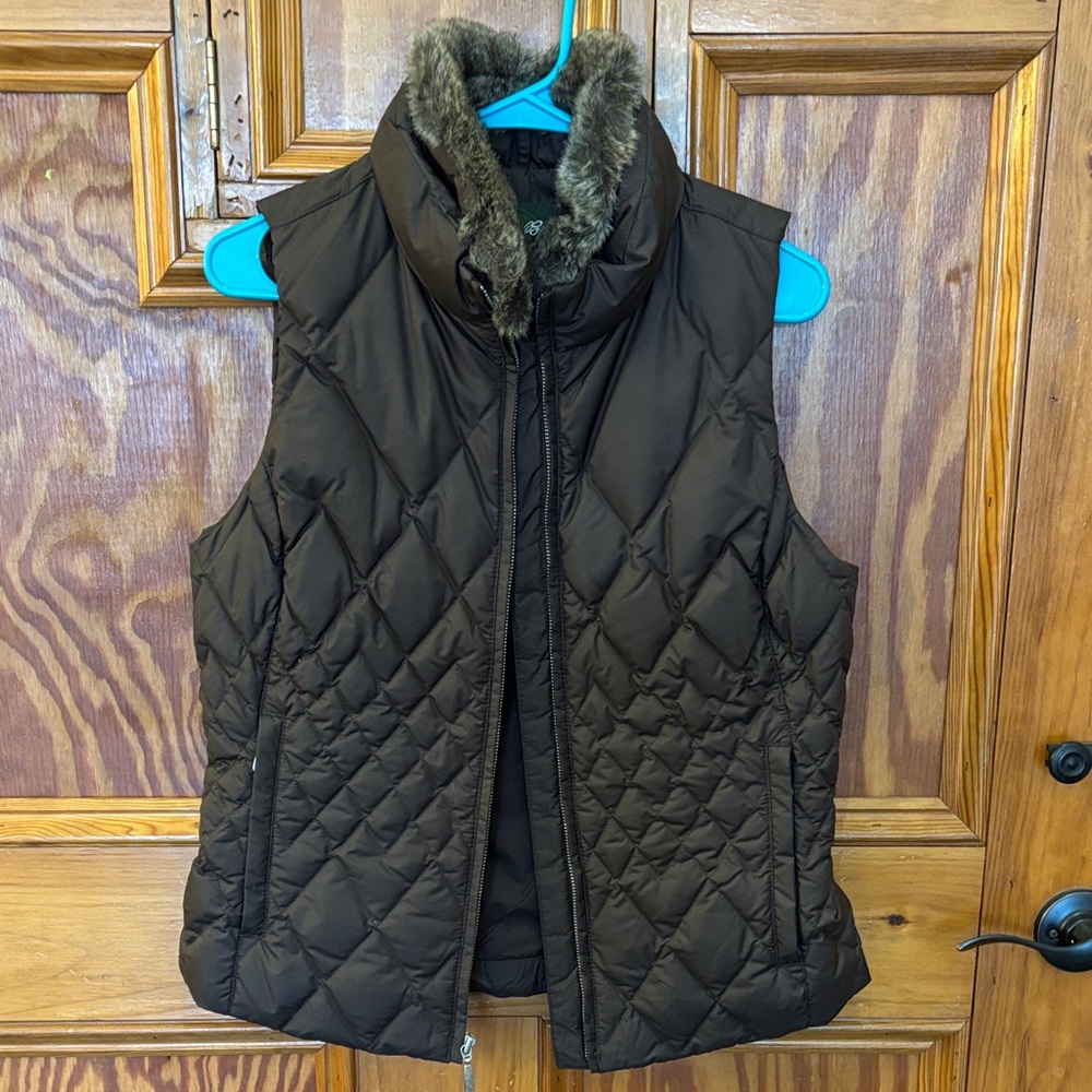 Eddie Bauer premium goose down Brown Quilted Vest with removable Faux Fur Trim